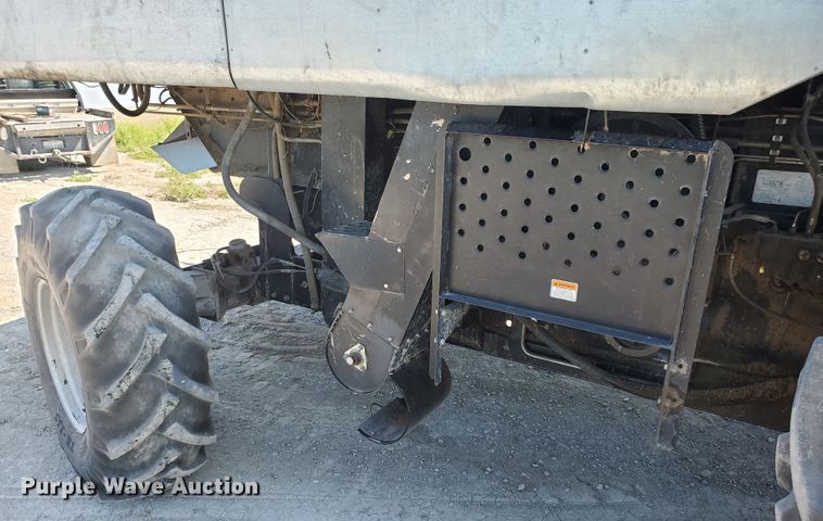 image for item DF5584 1994 Gleaner R62 combine