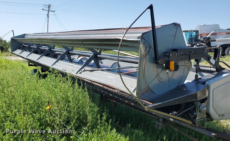 image for item DF5584 1994 Gleaner R62 combine