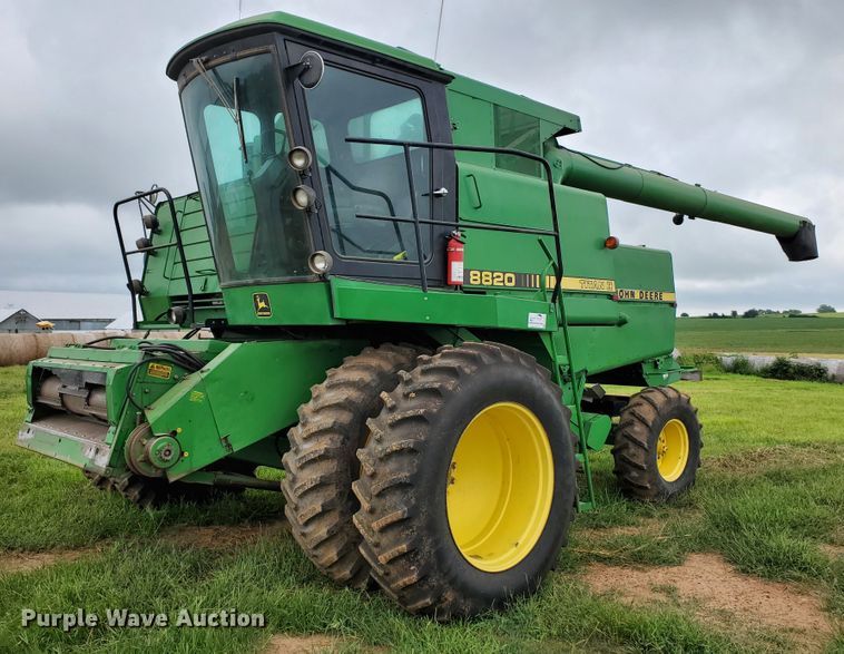 image for item DF7527 1987 John Deere 8820 Titan II combine