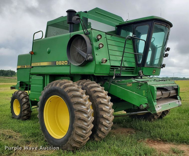 image for item DF7527 1987 John Deere 8820 Titan II combine
