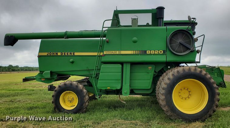 image for item DF7527 1987 John Deere 8820 Titan II combine