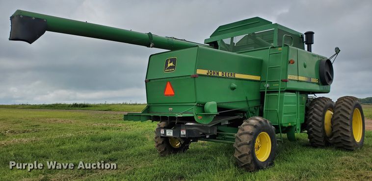 image for item DF7527 1987 John Deere 8820 Titan II combine