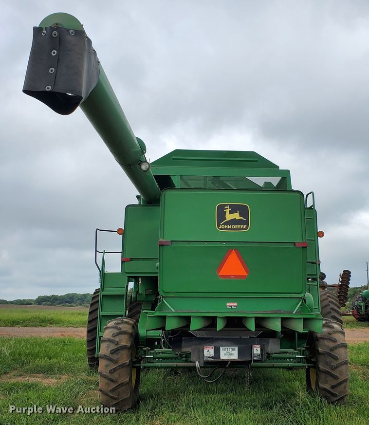 image for item DF7527 1987 John Deere 8820 Titan II combine