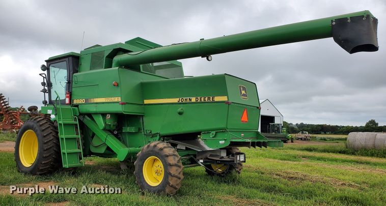 image for item DF7527 1987 John Deere 8820 Titan II combine