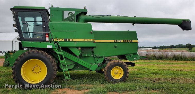 image for item DF7527 1987 John Deere 8820 Titan II combine