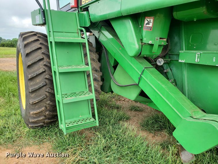 image for item DF7527 1987 John Deere 8820 Titan II combine