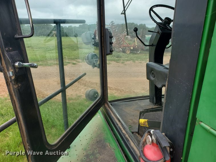 image for item DF7527 1987 John Deere 8820 Titan II combine