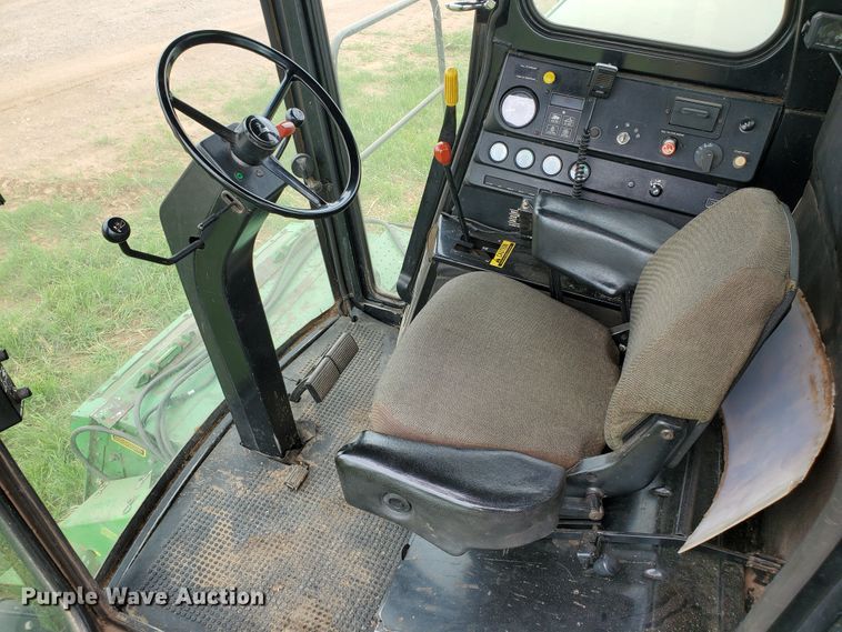 image for item DF7527 1987 John Deere 8820 Titan II combine