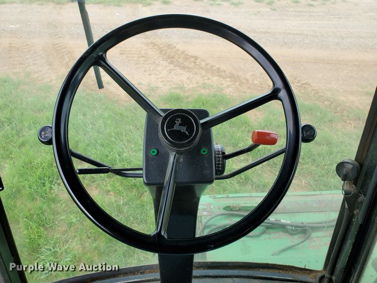 image for item DF7527 1987 John Deere 8820 Titan II combine