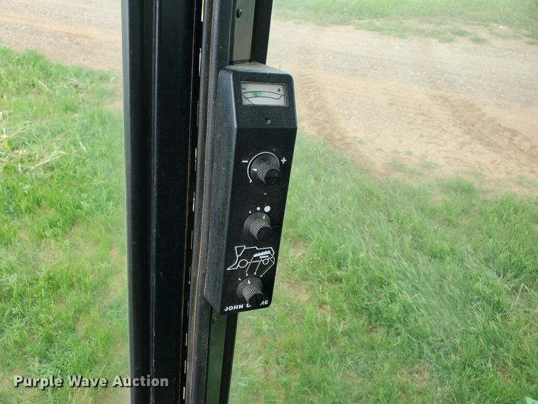 image for item DF7527 1987 John Deere 8820 Titan II combine