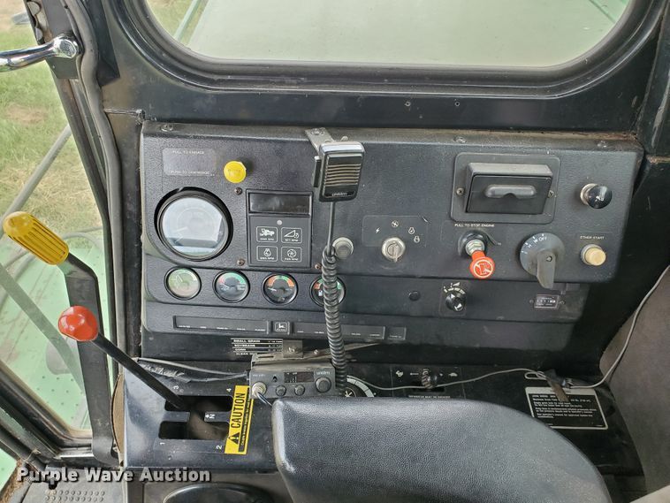 image for item DF7527 1987 John Deere 8820 Titan II combine
