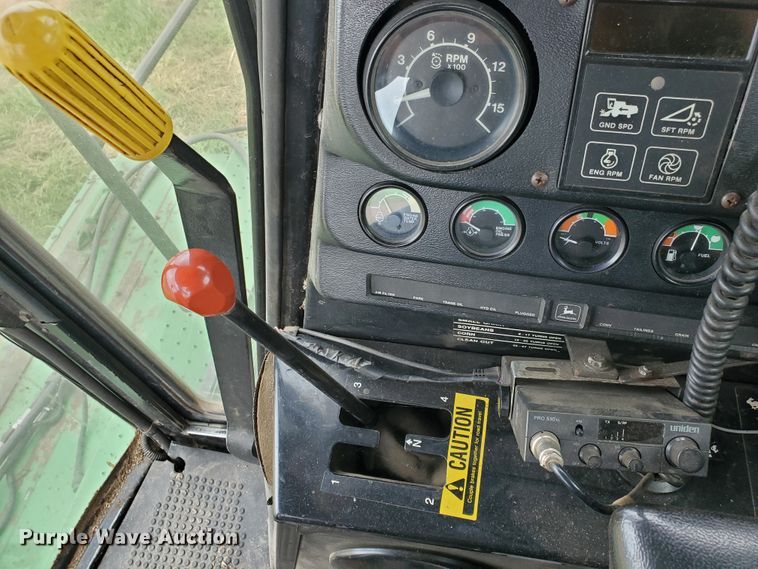 image for item DF7527 1987 John Deere 8820 Titan II combine