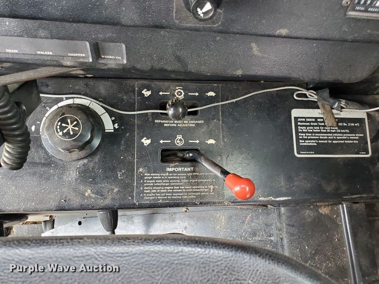 image for item DF7527 1987 John Deere 8820 Titan II combine