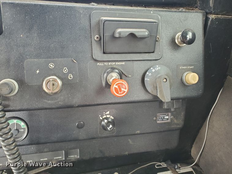 image for item DF7527 1987 John Deere 8820 Titan II combine