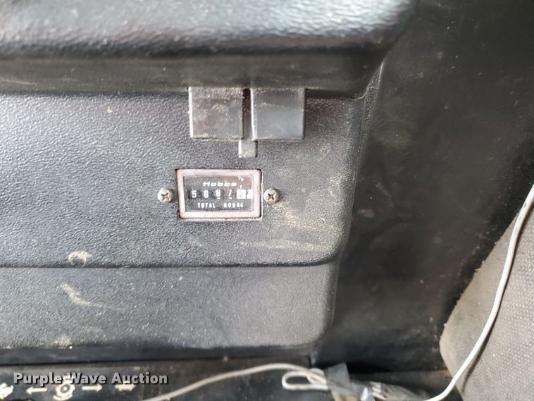 image for item DF7527 1987 John Deere 8820 Titan II combine