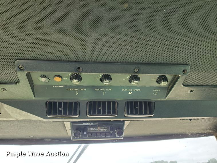 image for item DF7527 1987 John Deere 8820 Titan II combine