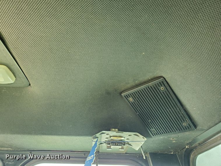 image for item DF7527 1987 John Deere 8820 Titan II combine