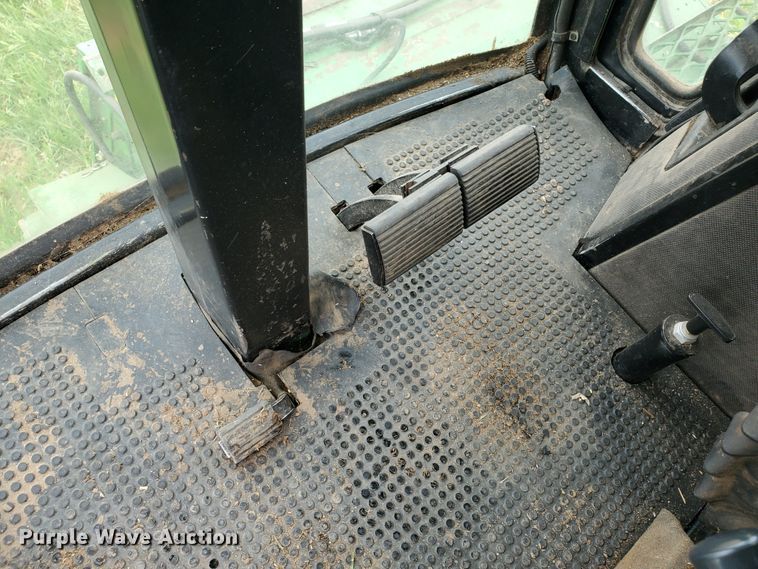 image for item DF7527 1987 John Deere 8820 Titan II combine