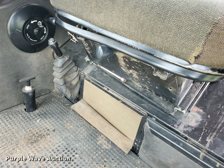 image for item DF7527 1987 John Deere 8820 Titan II combine