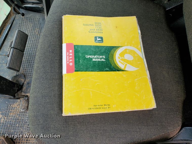 image for item DF7527 1987 John Deere 8820 Titan II combine