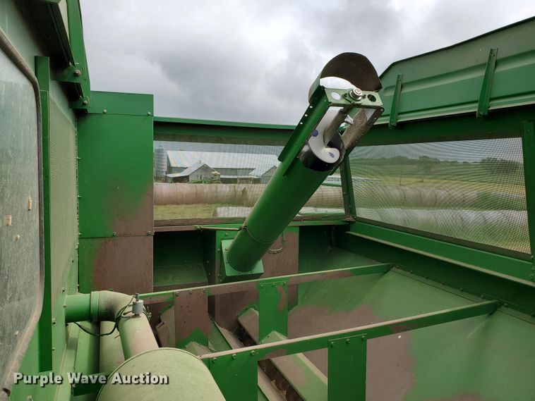 image for item DF7527 1987 John Deere 8820 Titan II combine