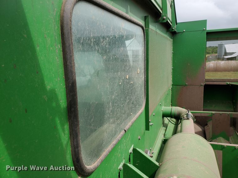 image for item DF7527 1987 John Deere 8820 Titan II combine