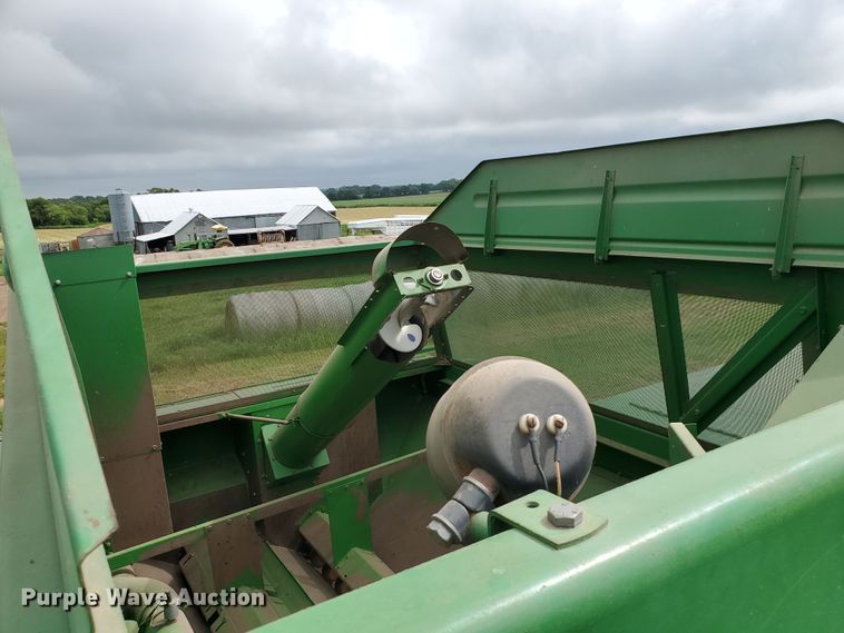 image for item DF7527 1987 John Deere 8820 Titan II combine