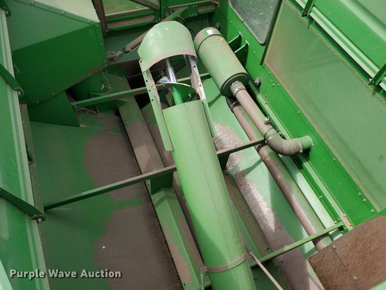 image for item DF7527 1987 John Deere 8820 Titan II combine