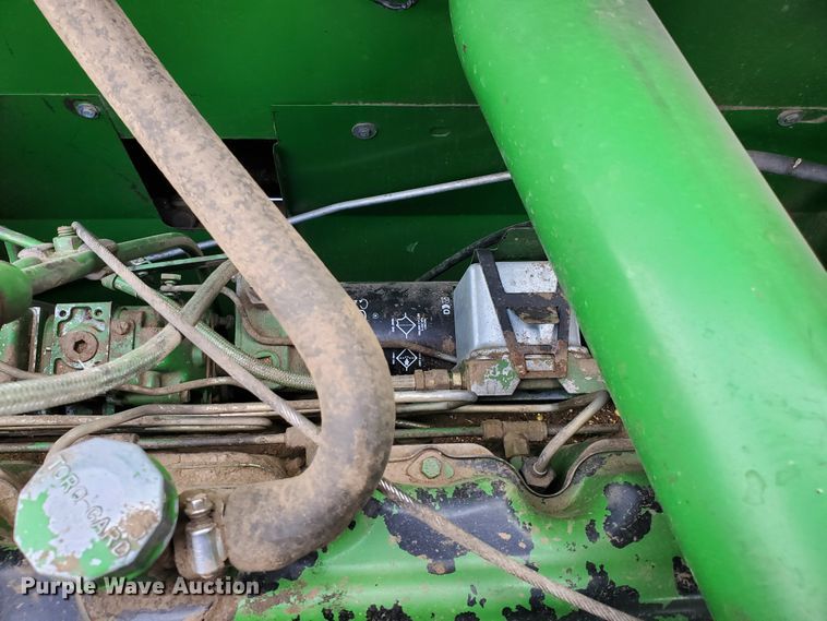 image for item DF7527 1987 John Deere 8820 Titan II combine