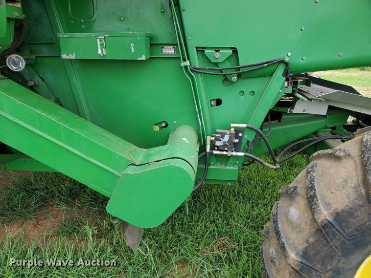 image for item DF7527 1987 John Deere 8820 Titan II combine