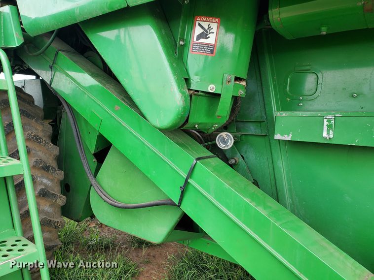 image for item DF7527 1987 John Deere 8820 Titan II combine