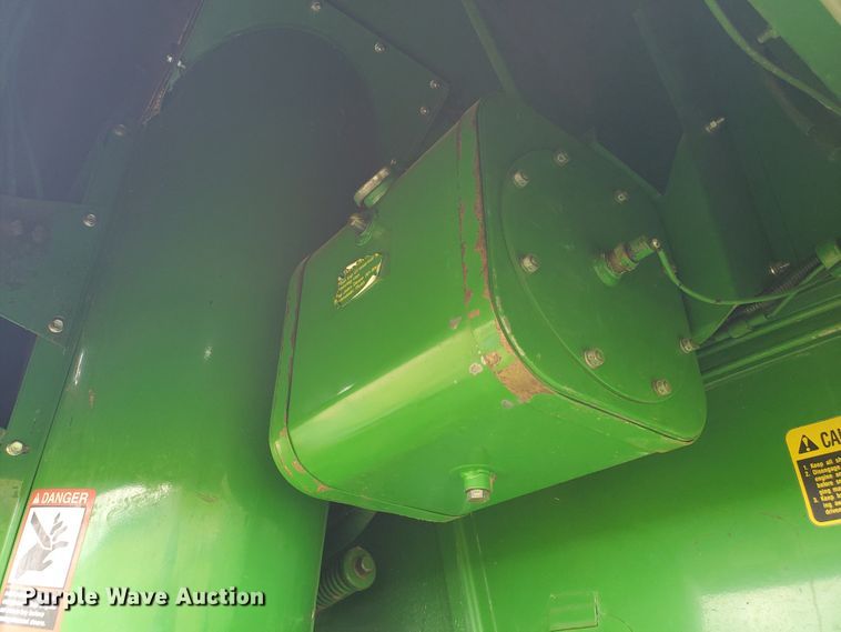 image for item DF7527 1987 John Deere 8820 Titan II combine