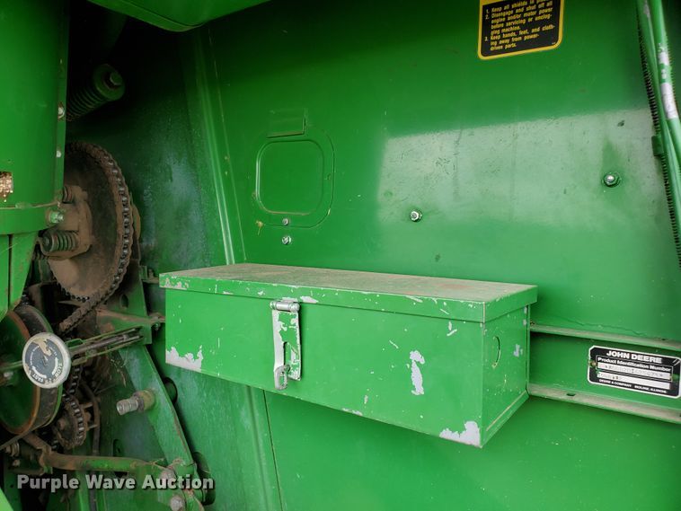 image for item DF7527 1987 John Deere 8820 Titan II combine