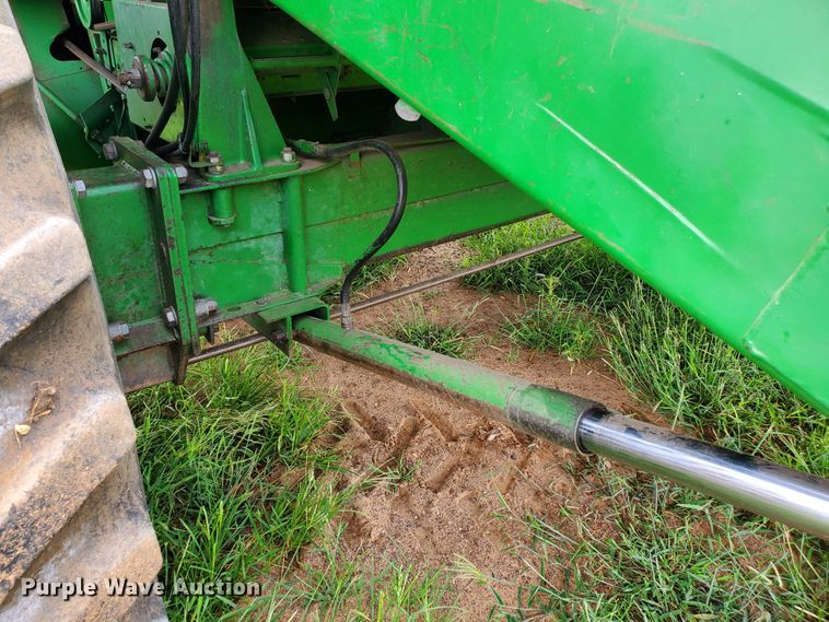 image for item DF7527 1987 John Deere 8820 Titan II combine
