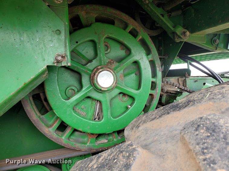 image for item DF7527 1987 John Deere 8820 Titan II combine