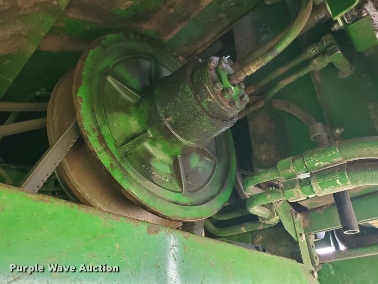 image for item DF7527 1987 John Deere 8820 Titan II combine