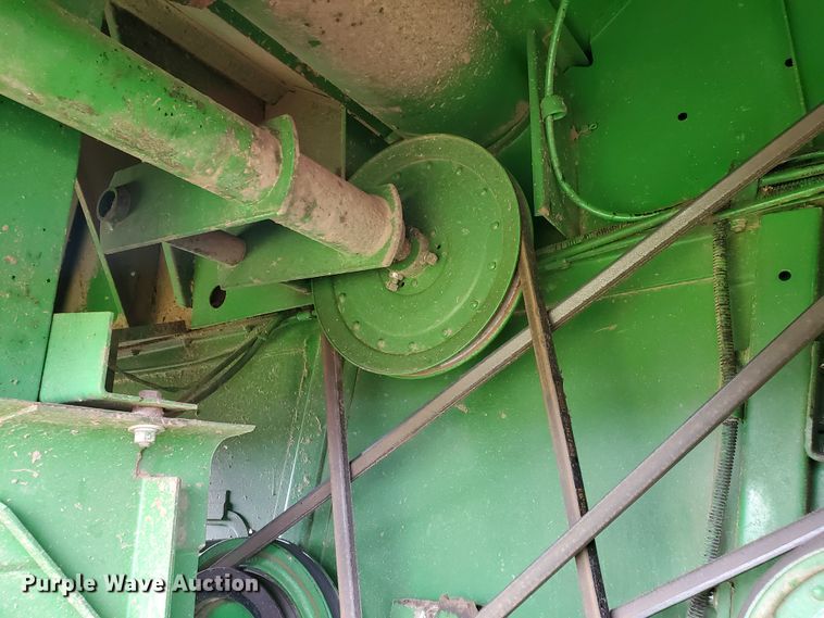 image for item DF7527 1987 John Deere 8820 Titan II combine