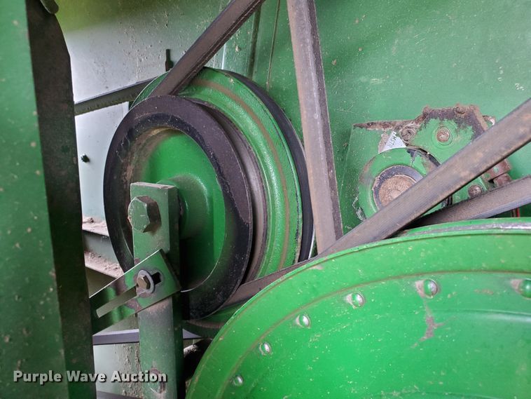 image for item DF7527 1987 John Deere 8820 Titan II combine