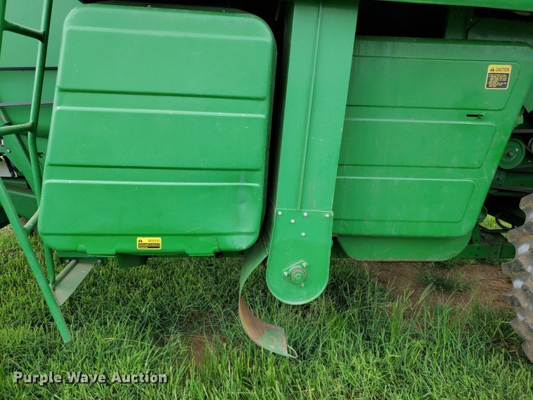 image for item DF7527 1987 John Deere 8820 Titan II combine