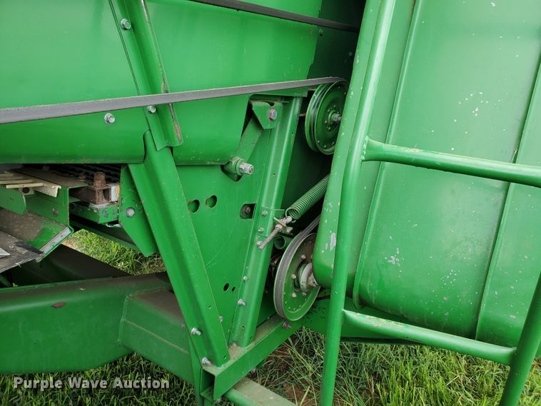 image for item DF7527 1987 John Deere 8820 Titan II combine