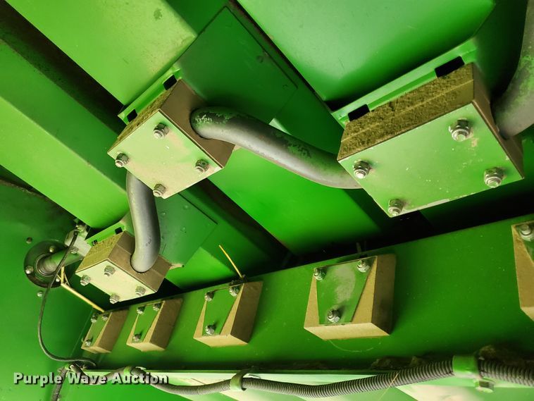 image for item DF7527 1987 John Deere 8820 Titan II combine