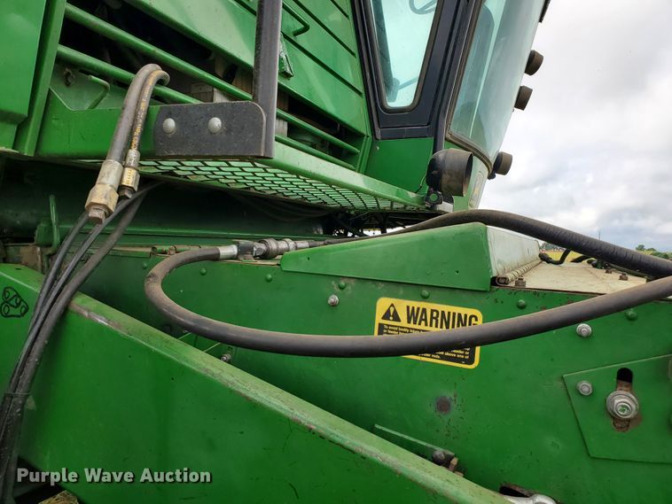 image for item DF7527 1987 John Deere 8820 Titan II combine