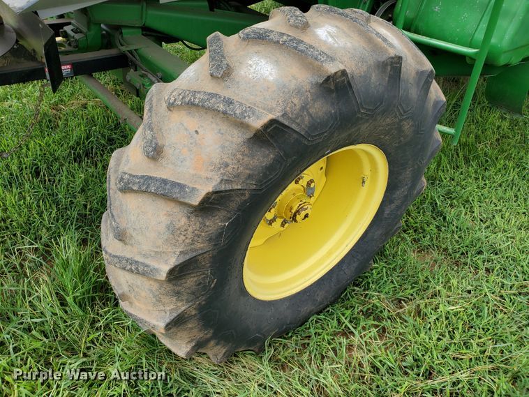image for item DF7527 1987 John Deere 8820 Titan II combine