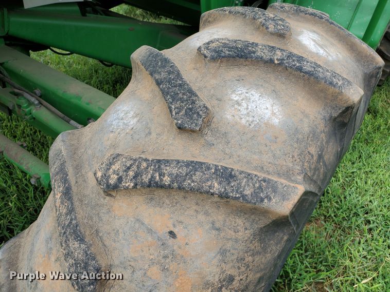 image for item DF7527 1987 John Deere 8820 Titan II combine