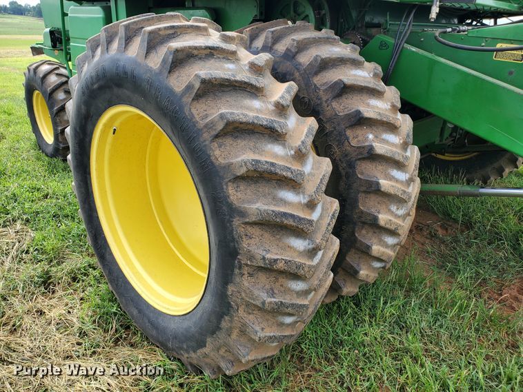 image for item DF7527 1987 John Deere 8820 Titan II combine
