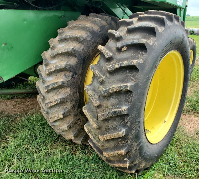image for item DF7527 1987 John Deere 8820 Titan II combine