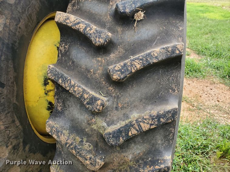 image for item DF7527 1987 John Deere 8820 Titan II combine