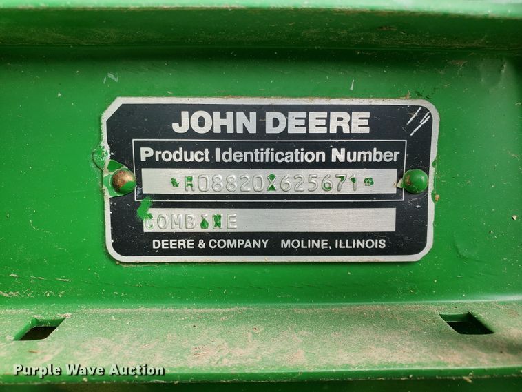 image for item DF7527 1987 John Deere 8820 Titan II combine