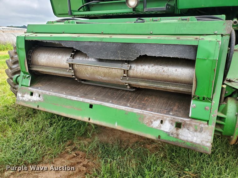 image for item DF7527 1987 John Deere 8820 Titan II combine