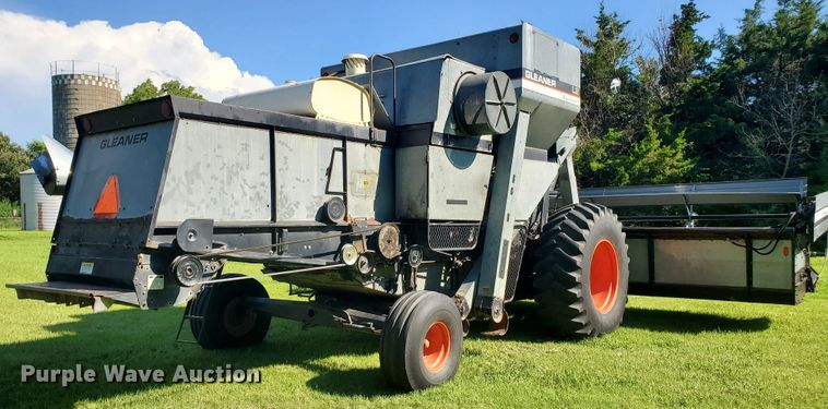 image for item DF7544 1981 Gleaner L2 Corn Plus combine